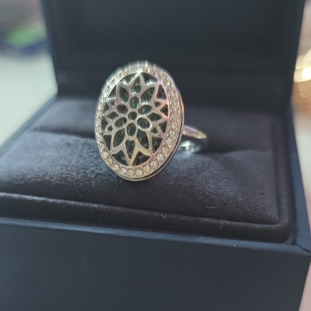 Elegant Silver and Green Floral Ring
